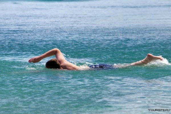 Плавать в море