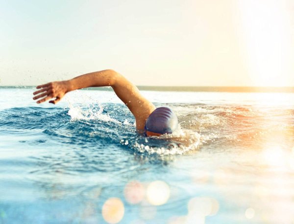 Человек плывет