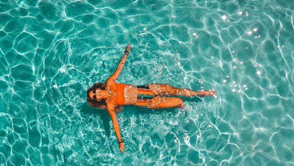 Девушка плывет в море