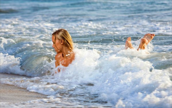 Девушка на волне