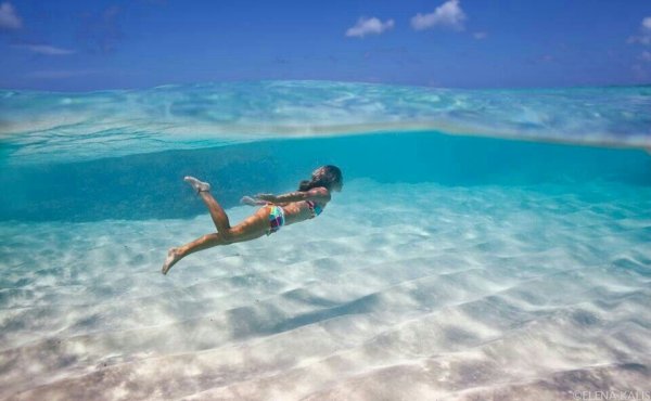 Девушка плавает в океане