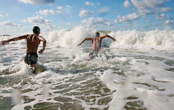 Люди купаются в море