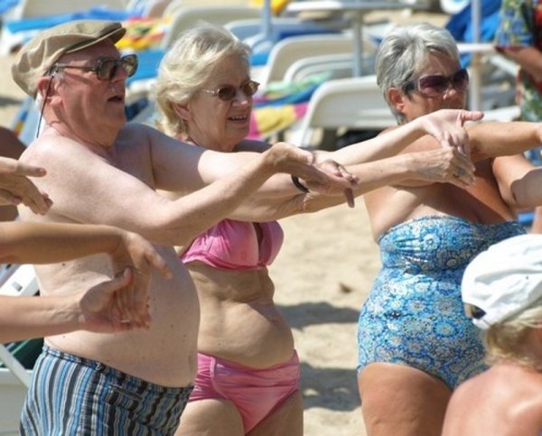 Бабушка загорает