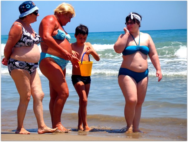 Жирные на пляже