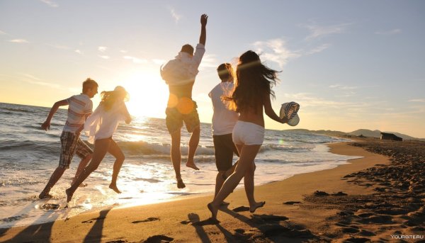 Отдыхающие на пляже люди