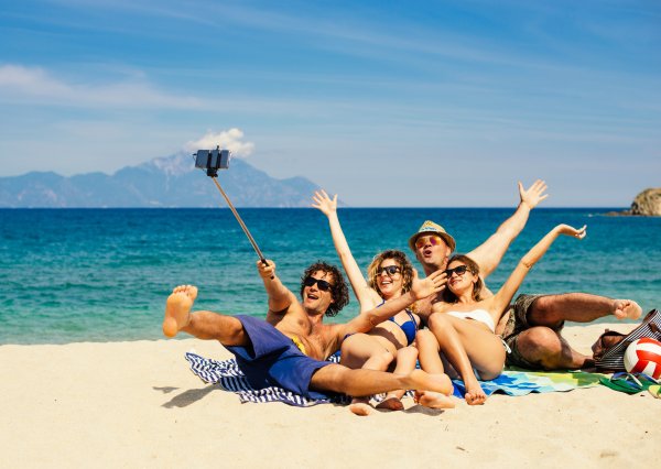 Счастливые туристы на пляже