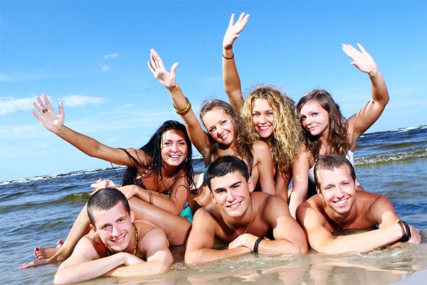 Компания на море