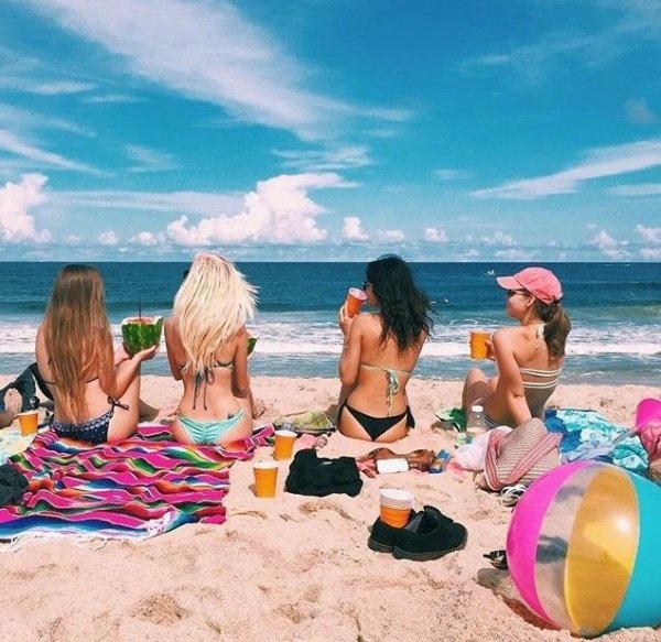 Друзья отдыхают на море