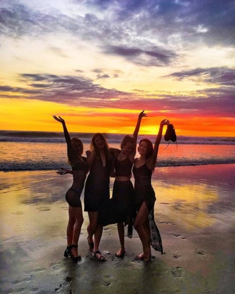 Подружки на море