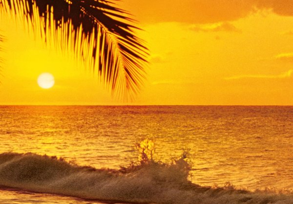 Желтый закат на море