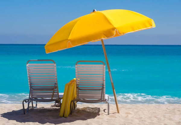 Пляжный зонт и лежак