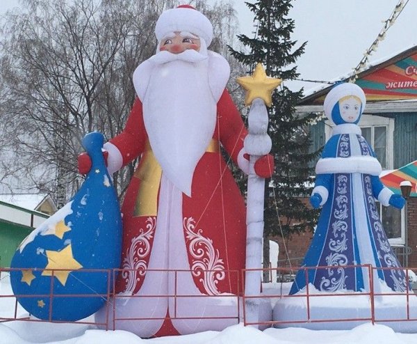 Фигуры Деда Мороза и Снегурочки из снега