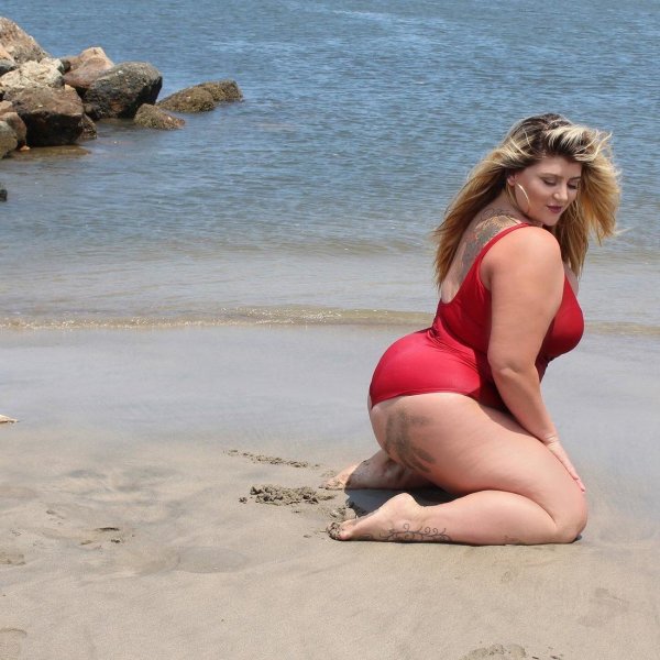 Толстая девушка на пляже