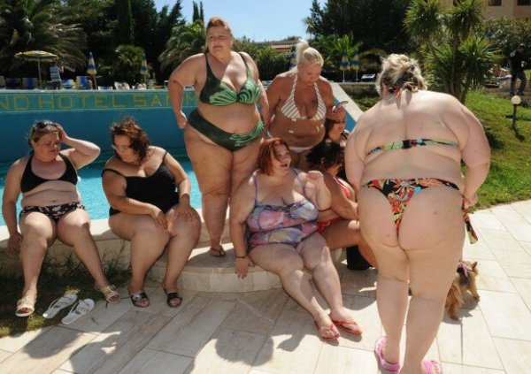 Смешные толстухи в купальниках