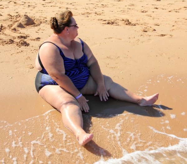 Толстая женщина на пляже