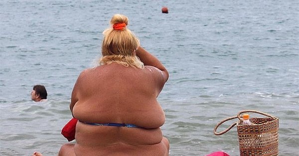 Толстая на море