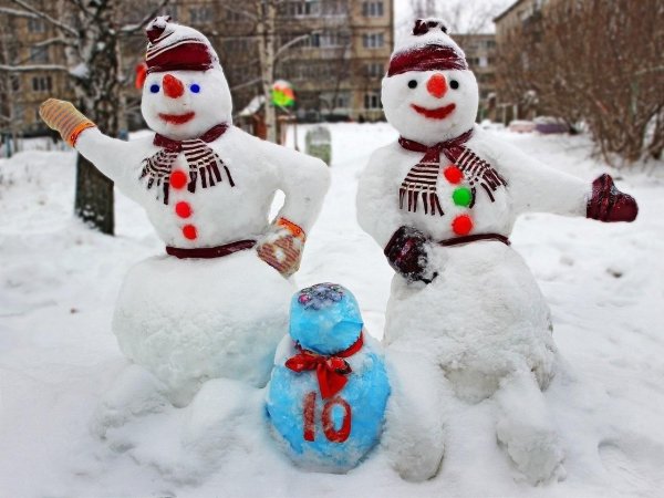 Снеговик на улице