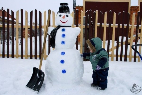 Лепка снеговиков из снега