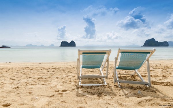 Шезлонг на пляже