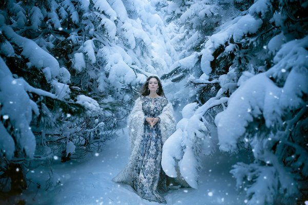 Девушка в зимнем лесу