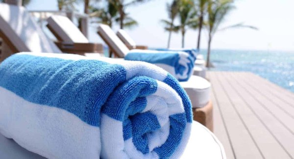 Полотенце на шезлонге