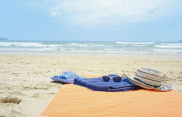 Пляж тапочки полотенце