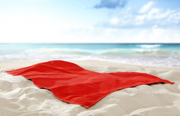 Полотенце лежит на пляже