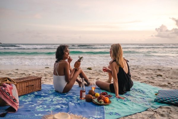 Девушка с полотенцем на пляже