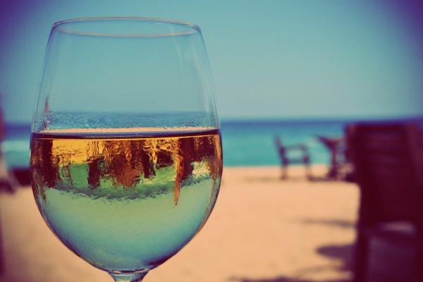 Вино на пляже