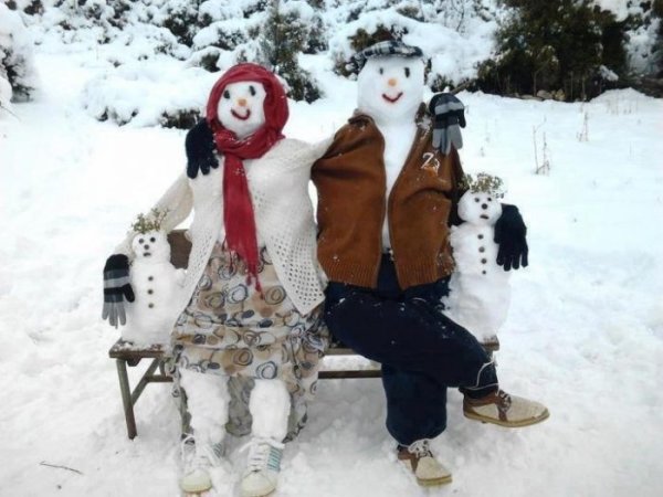 Снеговик на скамейке