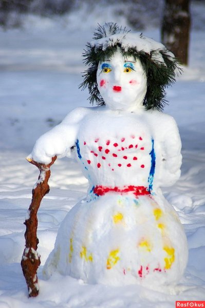 Снежная баба в платке