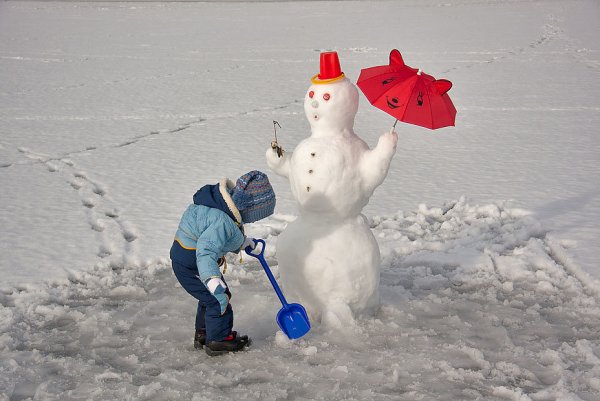 Лепить снеговика