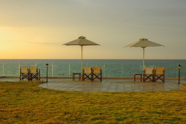 Крым пляж с зонтиками