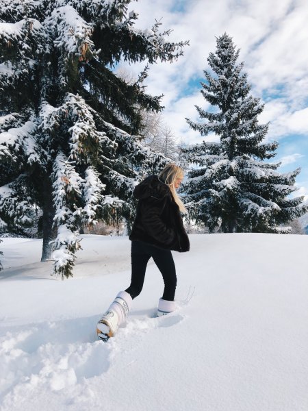 Блондинка со спины зимой