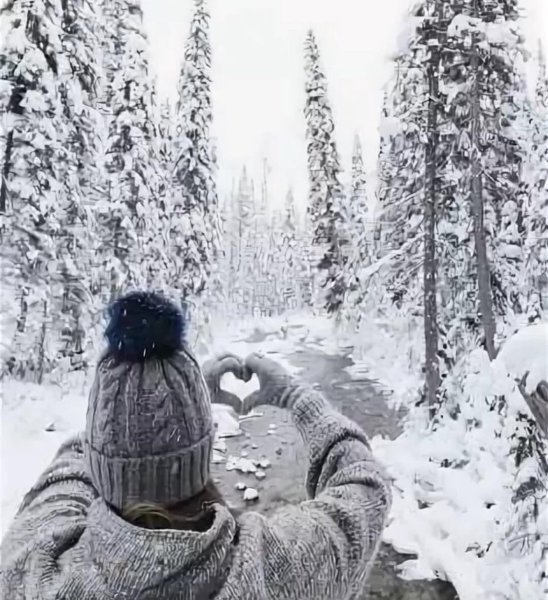 Девушка в зимнем лесу со спины