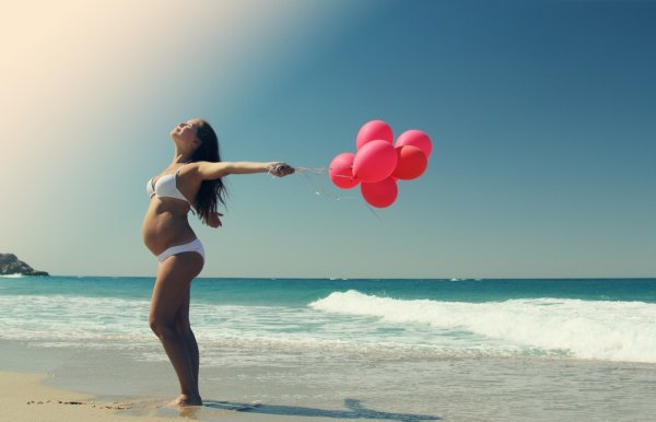 Беременные женщины на море