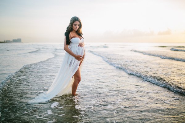 Беременная девушка на море