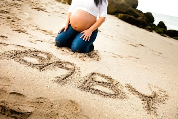 Беременная фотосессия на песке