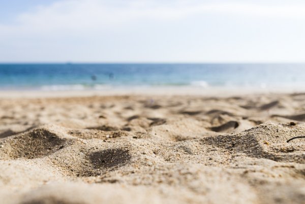 Пляж вид с песка