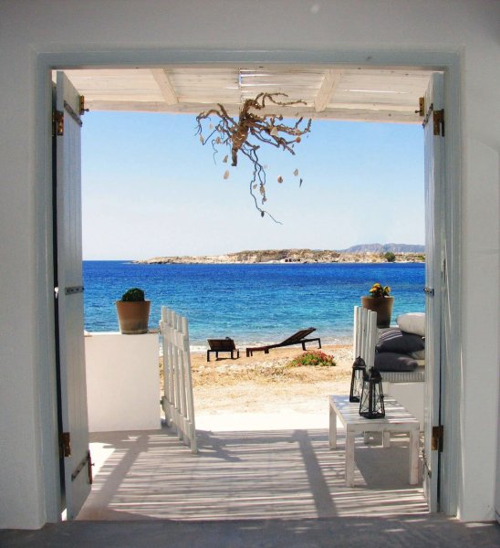 Красивый вид из окна на пляж и море