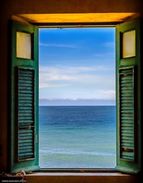 Окно с видом на море