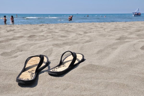 Тапки в песке