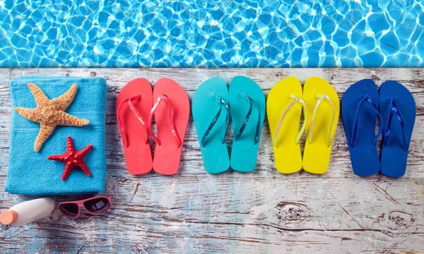 Пляжные тапочки на песке