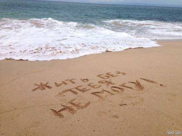Надпись на песке на море