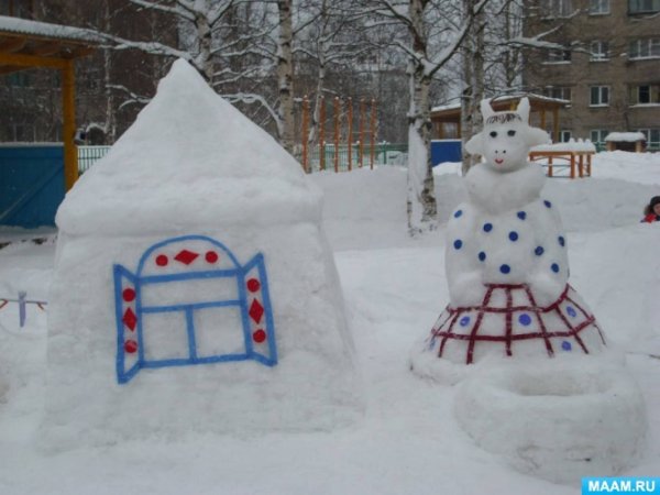 Снежные постройки в детском саду домик