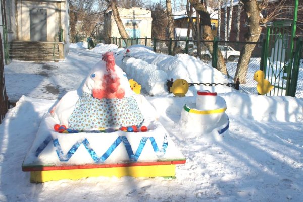 Зимние постройки на участке детского сада