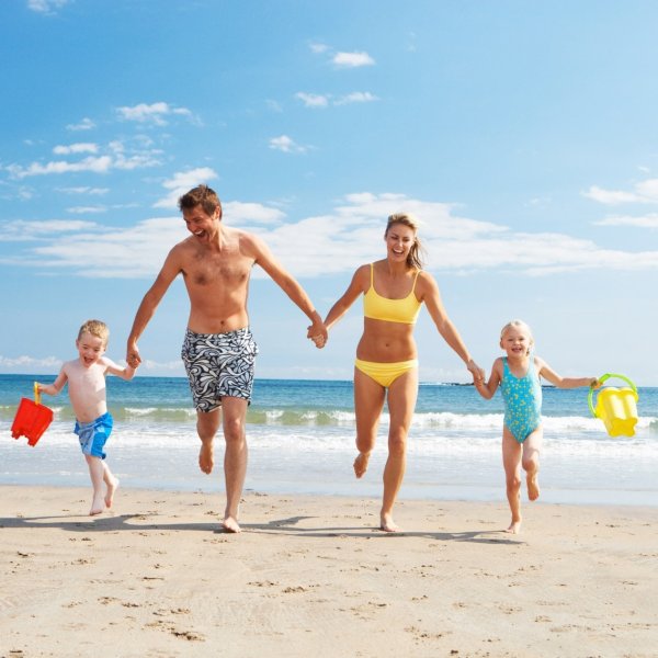 Семья на море