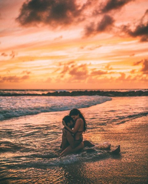 Влюбленные пары на море