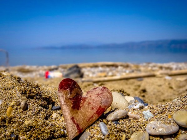 Сердце на берегу моря