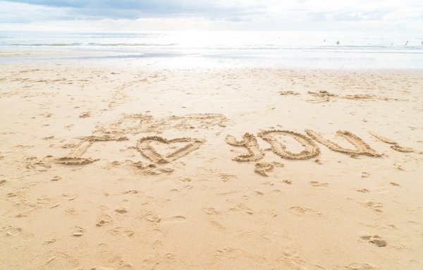 Надпись на песке на море